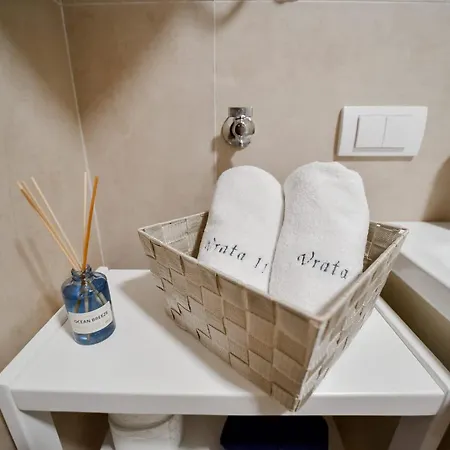 Vrata 11 Wellness & *